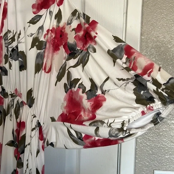 Pretty NWOT flower pattern dress - Picture 2 of 6